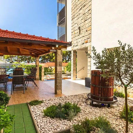 Private Seaside Morska With Pool In Baska Voda, Dalmatia, Croatia *
