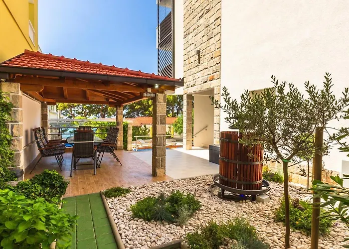 Private Seaside Morska With Pool In Baska Voda, Dalmatia, Croatia *